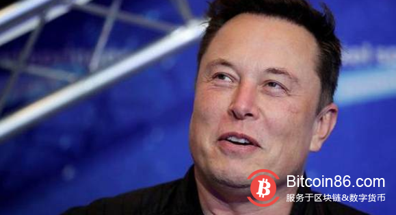 因为买比特币而成为百万甚至亿万富翁的故事并不少见,伊隆·马斯克就是最近的一位。今年2月初,他的电动汽车公司特斯拉(Tesla)购买了价值15亿美元的加密货币比特币,到2月底时,其账面利润已经超过9亿美元。 马斯克的高调支持也推动了比特币的价格一度超过5.8万美元。然而,在这款虚拟货币的资产价格创下历史新高的同时,它的能源足迹也迅速飙升。越来越多的人也由此认识到比特币对环境影响的规模,这又给马斯克带来了负面影响。 马斯克在投资比特币后获得了超过9亿美元的账面利润 近日,比特币挖矿的能耗问题也促使一些人士高调地提出批评,其中就包括美国财政部长珍妮特耶伦。这位拜登总统的高级经济顾问将比特币描述为“一种极其低效的交易方式”,并表示“处理这些交易所消耗的能量是惊人的”。 目前尚不清楚比特币到底消耗了多少能源,因为加密货币从设计上很难被追踪。不过,可以肯定的是,进行比特币挖矿的“矿场”消耗了大量的电力。 比特币挖矿的年耗电量已经相当于荷兰整个国家的年耗电量 英国剑桥大学的替代金融研究中心(CCAF)主要从事新兴加密货币业务的研究,其计算结果显示,比特币的年总能耗在40至445太瓦时(TWh,1太瓦时为1亿度电)之间,中位估计值约为130太瓦时。在英国,每年的用电量略高于300太瓦时,而阿根廷的年用电量与CCAF对比特币的中位估计值大致相当。 比特币挖矿使用的电力绝大多数来自会产生污染的能源。CCAF团队调查了世界各地比特币“矿场”的能源使用情况,发现其中约三分之二来自化石燃料。支撑加密货币的区块链技术在设计上需要强大的计算能力,因此也就意味着巨量的能源消耗。 比特币的能源消耗超过全球所有数据中心的一半以上 “挖矿”依赖于一个巨大而分散的计算机网络,是获得比特币加密货币的方式,因为其工作原理与矿物开采相似而得名。用来“挖矿”的计算机设备被称为“矿机”,而从事挖矿工作的人就是所谓的比特币“矿工”。他们不仅能创造新的比特币,还能独立核实和记录比特币的每一笔交易。 事实上,比特币是矿工们保持准确记录每一笔交易所得到的回报。美国芝加哥大学经济学教授、CCAF研究团队的研究员吉娜皮耶特斯解释说,这就像每10分钟开一次的彩票。世界各地的数据处理中心竞相以系统可接受的方式汇编和提交交易记录,他们还必须随机猜一个数字。第一个提交了交易记录和准确数字的人将赢得奖品,而这将成为区块链的下一个区块。此时,他们会得到6又1/4枚比特币的奖励,每枚比特币的价值约5万美元。这一次开奖结束后,就会产生一个新的号码,整个过程又会重新开始。 比特币价格在近一年来急剧上升 皮耶特斯教授表示,比特币的价格越高,就会有越多的矿工希望参与进来。“他们想要获得收益,”她说,“这将鼓励他们引进越来越多的强大机器来猜测这个随机数字,由此便加剧了能源的消耗。” 此外,还有另一个因素推动了比特币能源消耗的不断增加。由于程序在设计上确保了解谜总是需要10分钟,因此如果矿工数量增加,解谜就会变得更加困难,要求更多的计算能力。 比特币挖矿的年耗电量估计值变化趋势 因此,比特币的设计实际上是为了鼓励更多的计算工作。比特币的理念是,竞争维护区块链的计算机越多,区块链就会变得越安全,因为任何可能试图破坏这一虚拟货币的人所控制和操作的计算能力,都必须至少相当于其他矿工的计算能力之和。 这意味着,随着比特币的价值越来越高,用于运算验证和维护它的计算工作,以及由此而消耗的能源都不可避免地会增加。 比特币挖矿的大部分能量来自化石燃料 我们可以追踪矿机为创造这种虚拟货币付出了多少努力。据估计,它们目前每秒可以进行160亿亿次计算——也就是160000,000,000,000,000,000次。数位货币网站Digiconomist的创始人、比特币专家亚历克斯德弗里斯表示,如此庞大的计算工作量是这种加密货币的阿基里斯之踵。 维持整个系统运行所需要的数百万万亿次计算并没有真正为人类提供任何有用的帮助。“这种计算没有其他的用途,”德弗里斯说,“而且会立即被丢弃。目前,我们正使用大量的能源来进行计算,而其中大部分来自化石能源。” 德弗里斯认为,比特币挖矿需要进行巨大的投入,这也使得它在本质上难以规模化。“如果比特币被采纳为全球储备货币,”他推测,“那比特币的价格可能会达到数百万美元,而这些矿场拥有的资金将超过(美国)整个联邦用于电力的支出预算。”为了比特币,“我们将不得不把全球能源产量翻一番,”德弗里斯笑着补充道。 此外,比特币还将系统每秒处理的交易数量限制在5笔左右。德弗里斯认为,这并不是一种有实际用途的货币。这一观点得到了金融和经济领域许多知名人士的认同。美国哈佛大学经济学教授、国际货币基金组织(IMF)前首席经济学家肯·罗格夫表示,成功货币的两个基本特征是,它既是一种有效的交换形式,又是一种稳定的价值储存方式,而比特币两者都不是。 许多人认为比特币并不是一种有实际用途的货币 “事实上,它现在在合法经济中使用得并不多。是的,一个富人把它卖给另一个富人,但这并不是最终的用途。没有这些用途的话,它就没有长期的未来,”罗格夫说道。换言之,目前比特币几乎完全是作为一种投机工具存在。 那么,比特币泡沫是否即将破裂?“这是我的猜测,”罗格夫教授说,“但我真的无法告诉你会是什么时候。”