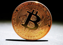 彻底疯了！比特币凌晨突破58000美元/枚，24小时15万人爆仓，75亿资金“灰飞烟灭”……