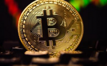 马斯克再“带货” 比特币冲上5.8万美元！比特币“正式”贵过黄金