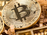 比特币市值重回1万亿美元 单枚价格近56000美元