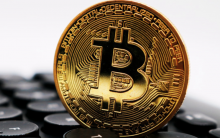 比特币涨到6.2万美元 矿机厂商蔫了：股价一夜腰斩30%