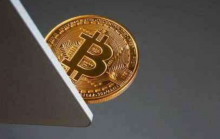 比特币惨烈暴跌背后：镰刀只在一念间，这些人在高调站台