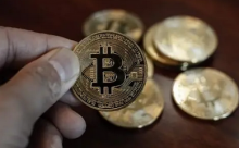 谁让比特币“走下神坛”？