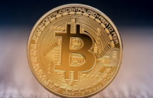  泰国前总理在电视上被发现背景是比特币区块链时钟