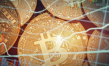 随着股市收盘大幅走低，比特币继续下滑