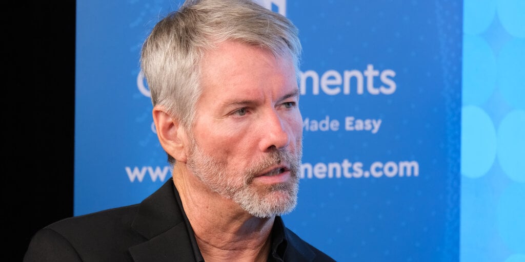 公共钥匙：策略加倍遵守比特币计划，金黄色的闪光